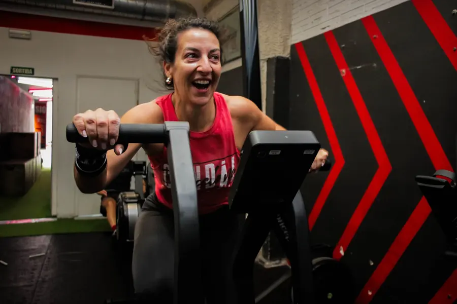 Atleta riendo en la bici de aire con camiseta de Condal