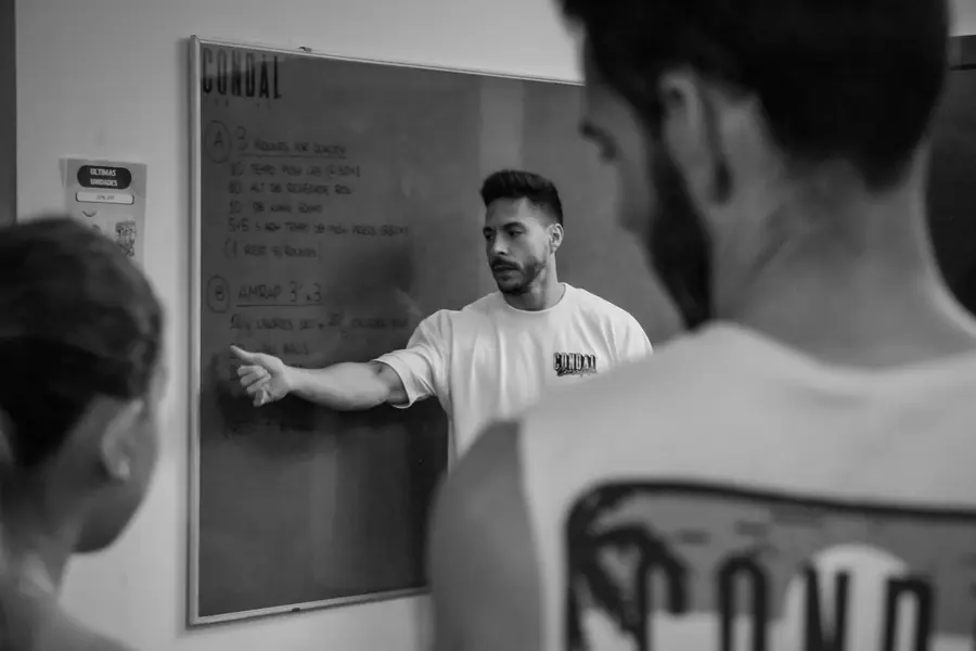 Coach explicando el WOD en la pizarra