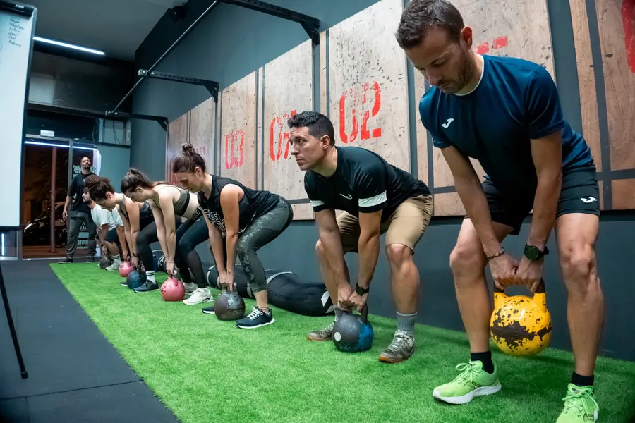 Clase con kettlebells sobre el césped
