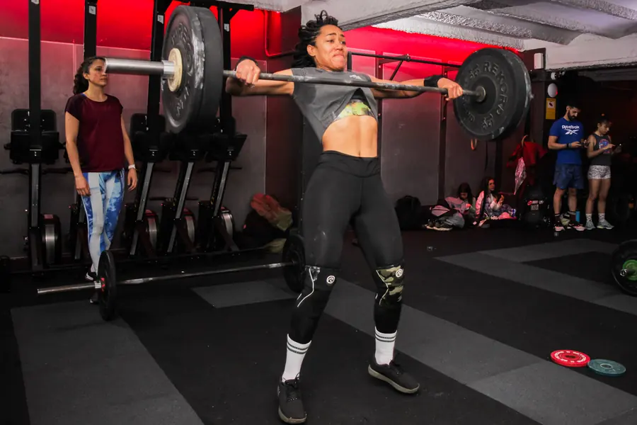 Atleta levantando la barra en un evento del box