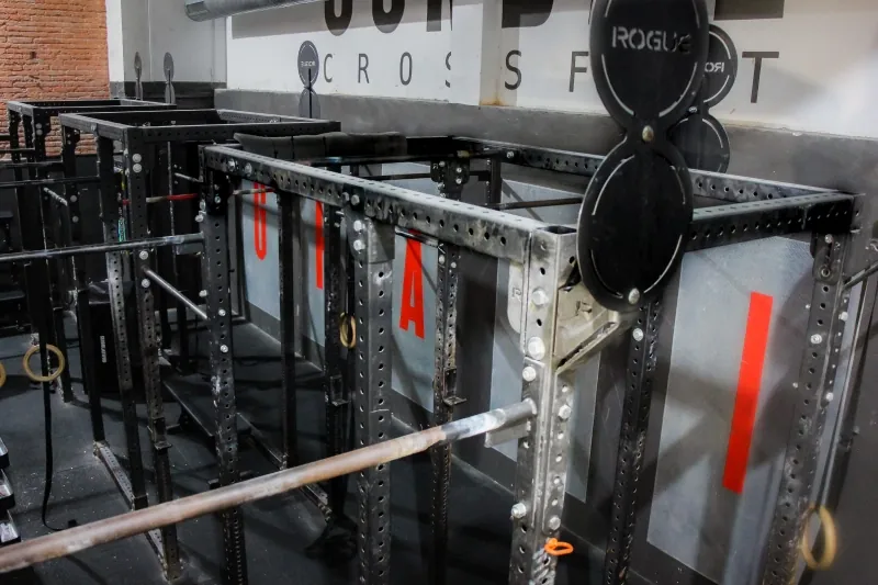 Zona de material con kettlebells y cajas