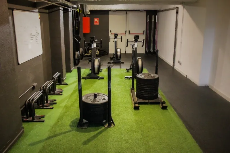 Rincón de entrenamiento con césped