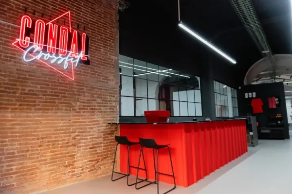 Barra roja bajo el neón de Condal en Poblenou